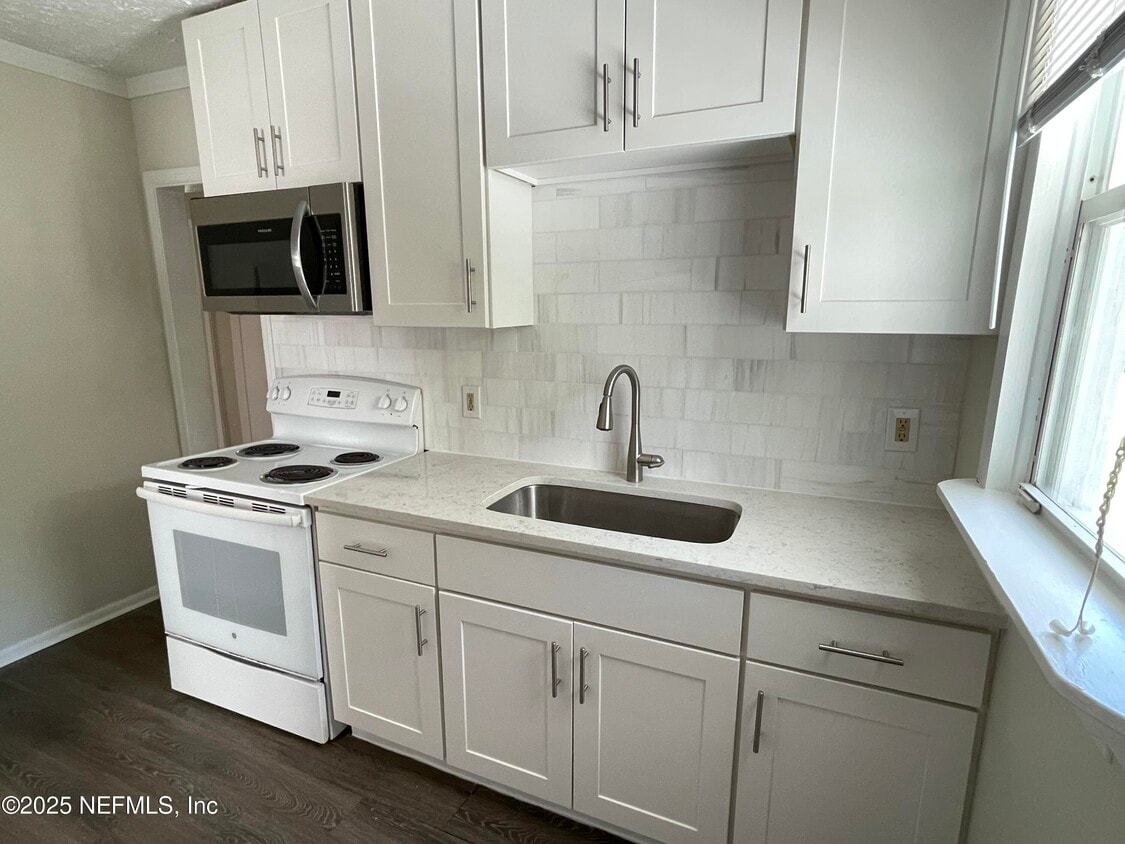 Foto principal - 3159 Gilmore St