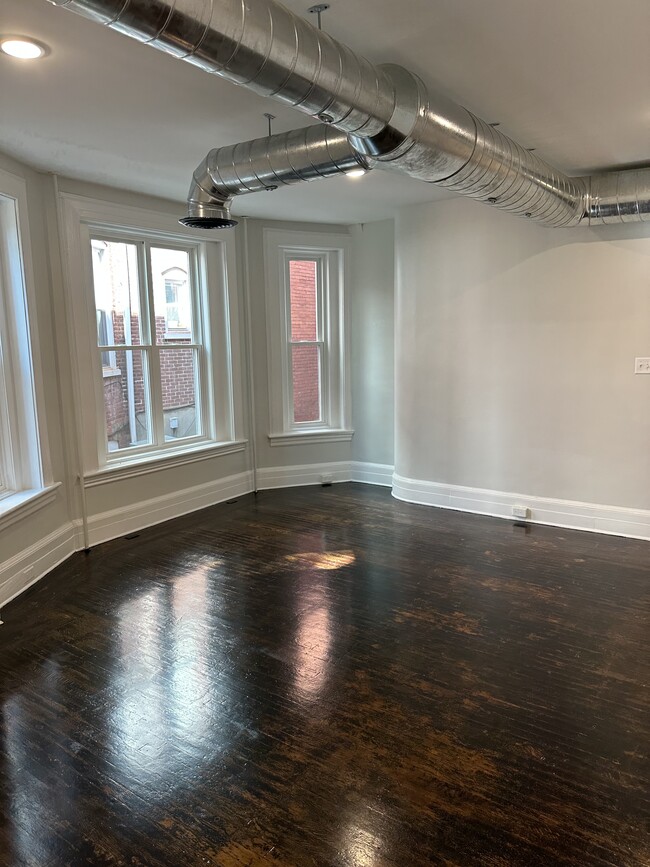 Building Photo - 544 W James St