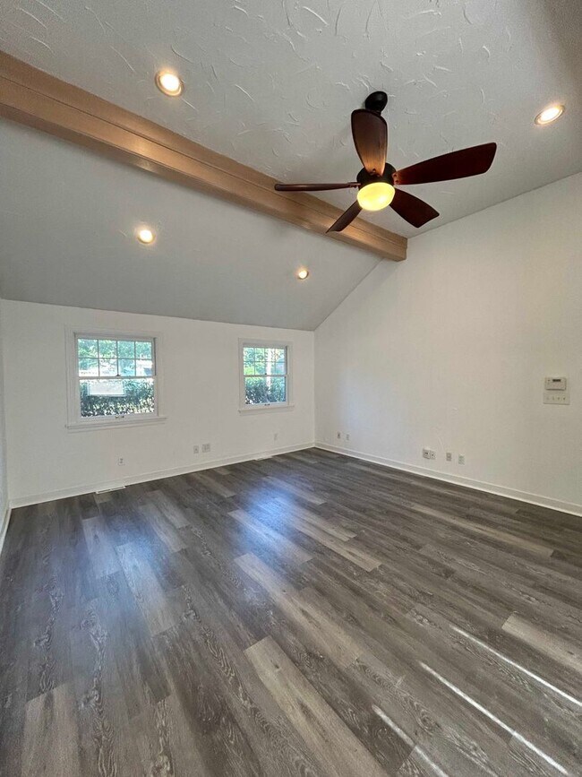 Foto del edificio - Spacious Colonial For Rent in Lyndhurst