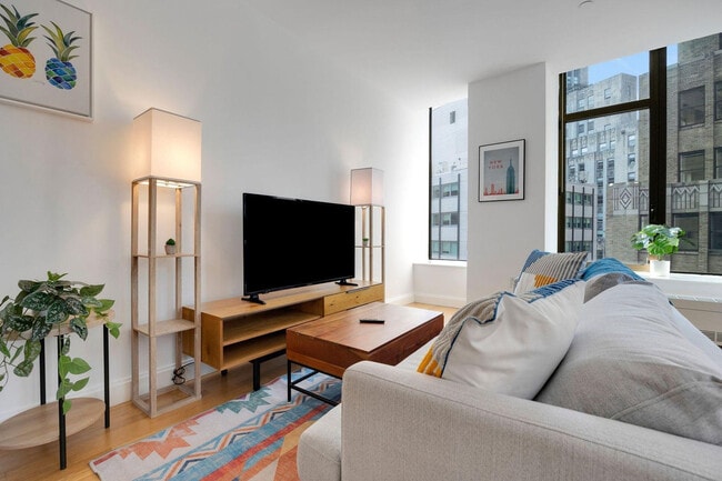 Building Photo - 10 Hanover Square