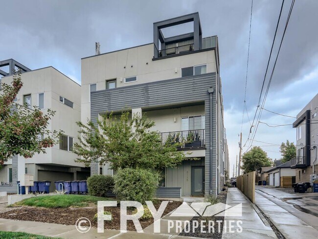 Foto del edificio - Beautiful townhome in the Sloans Lake Neighborhood.