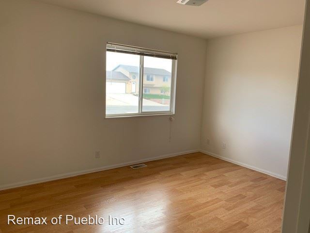 Building Photo - 827 S Sweetwater Dr