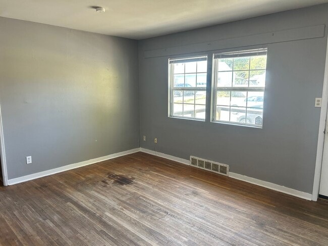 Building Photo - Quaint & Cozy Home