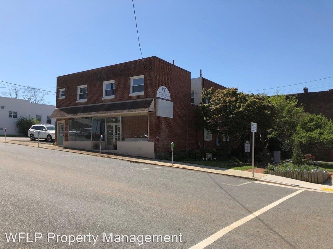 Primary Photo - 105 E Court St