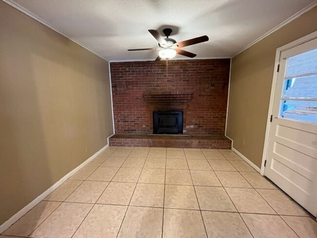 Building Photo - Renovated 3 Bedroom 2 Bath Home for Rent!