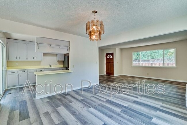 Building Photo - 67 Holbrook Ln