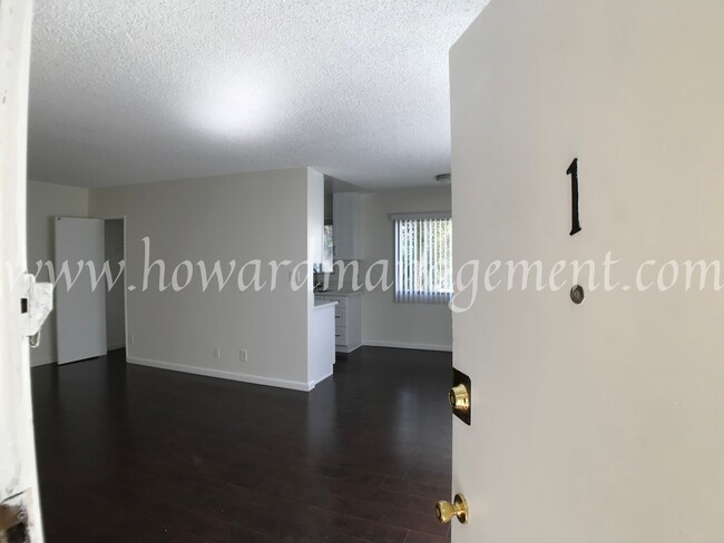 Building Photo - 1405 Barry Ave