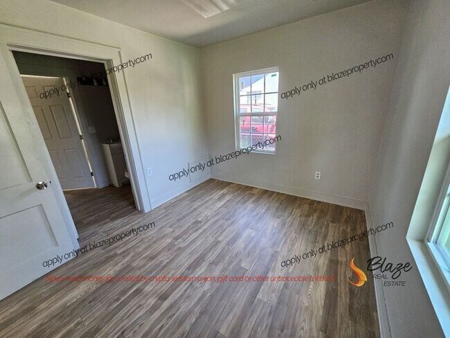 Foto del edificio - COMING SOON ! Charming 2-Bedroom Home ALL ...