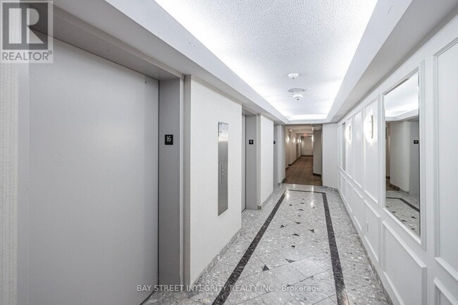Building Photo - 2177 Burnhamthorpe Rd W