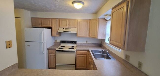 Building Photo - Spacious 3 Bedroom Condo Near Downtown Tra...