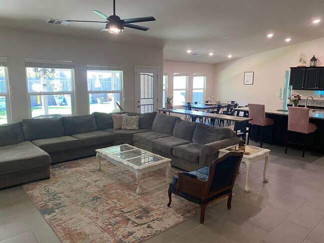 Foto del edificio - 2299 W Heather Ln