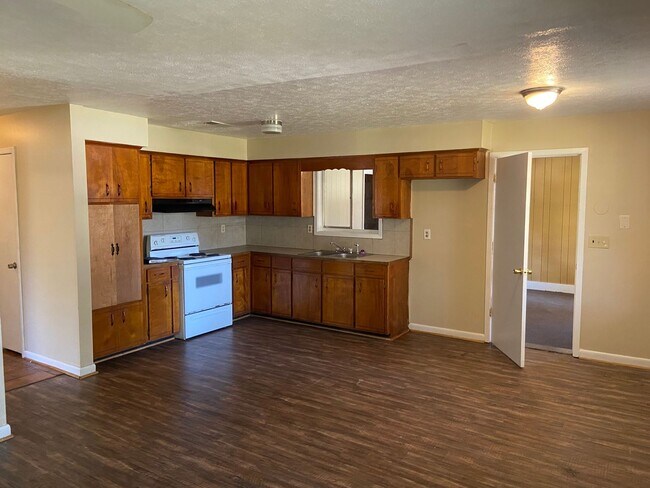 Building Photo - **ON HOLD*Total Electric - 4 bedroom / 1 b...