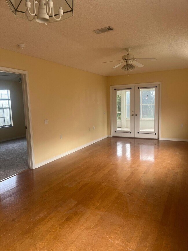 Foto del edificio - 5575 Meadow Creek Pl