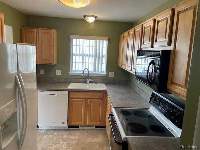 Building Photo - 45538 Warwick Dr