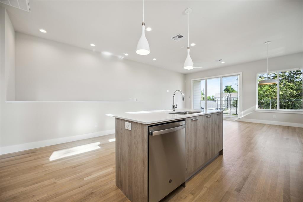 Foto principal - 5314 Suez St