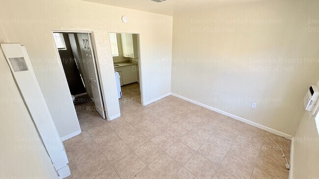 Foto del edificio - 107 E 8th St