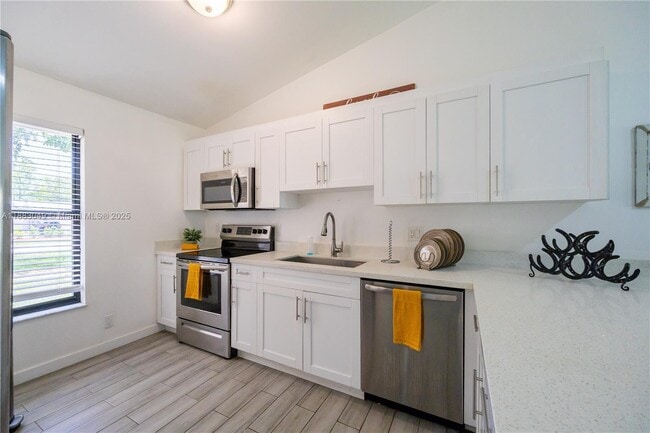 Building Photo - 1194 Hyacinth Pl