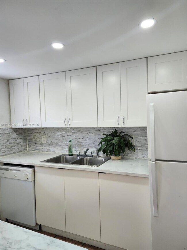 Building Photo - 1100 NE 9th Ave