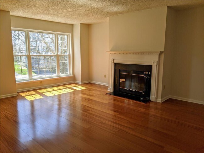 Building Photo - 1825 Falcon Dr