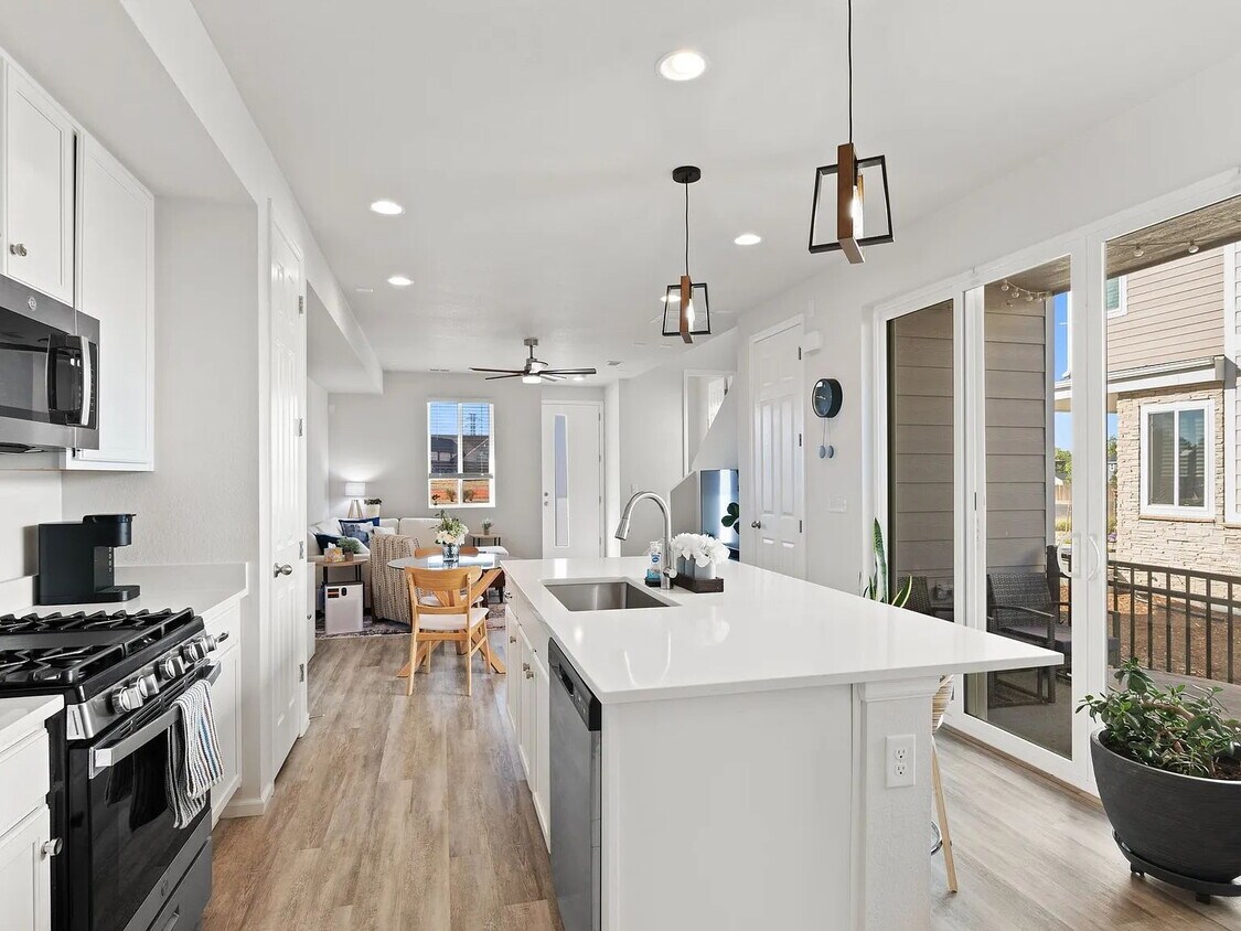 Foto principal - Stunning 3 bedroom, 2.5 bathroom home. New...