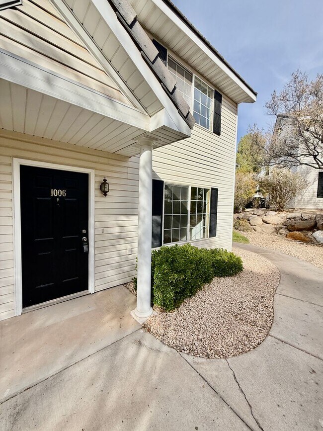 Foto del edificio - Remodeled 3-BR Lexington Townhome - End Unit