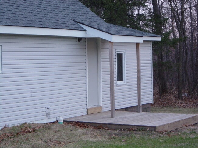 Building Photo - 2 Bedroom Country home