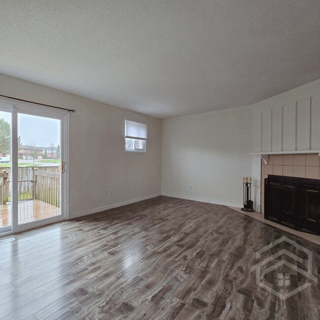 Photo du bâtiment - 3-Bedroom Townhouse in Woodstock!!