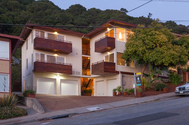 Building Photo - 8069 Greenridge Dr