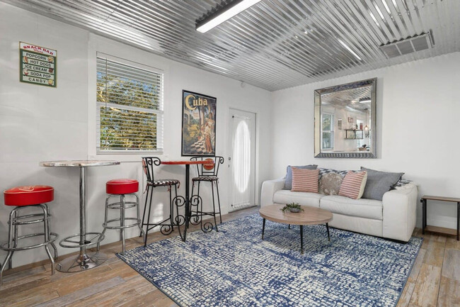 Foto del edificio - 15100 Sweetwater Ct