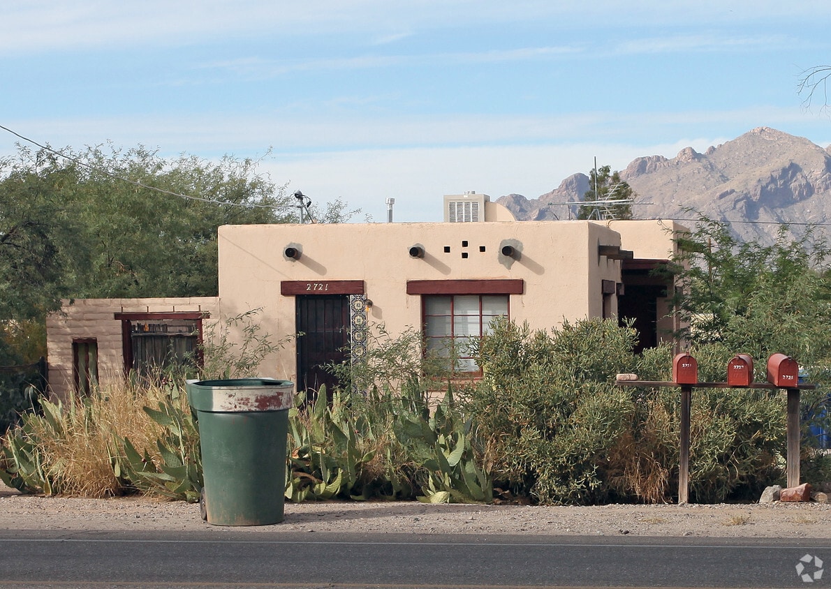 Foto del edificio - 2721-2725 E Prince Rd