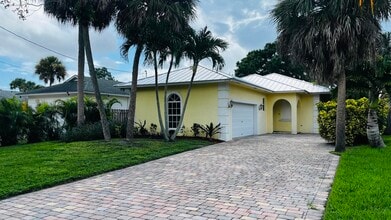 Building Photo - 17648 Cinquez Park Rd W