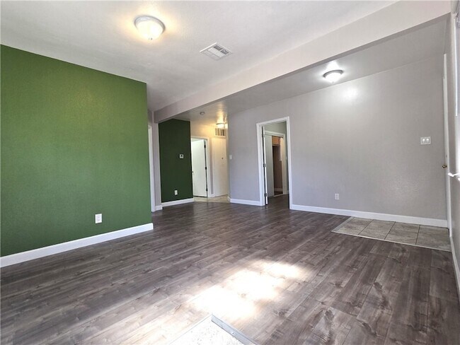 Foto del edificio - 5448 Pomona Blvd