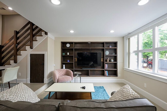 Foto del edificio - 717 F St NE