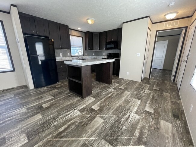 Building Photo - 15945 Villaire Ave