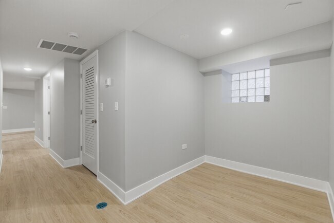 Building Photo - 3716 N Racine Ave