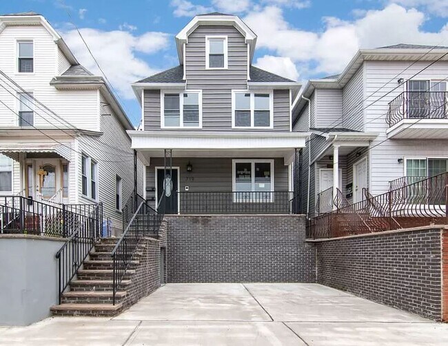 Building Photo - 719 Avenue E