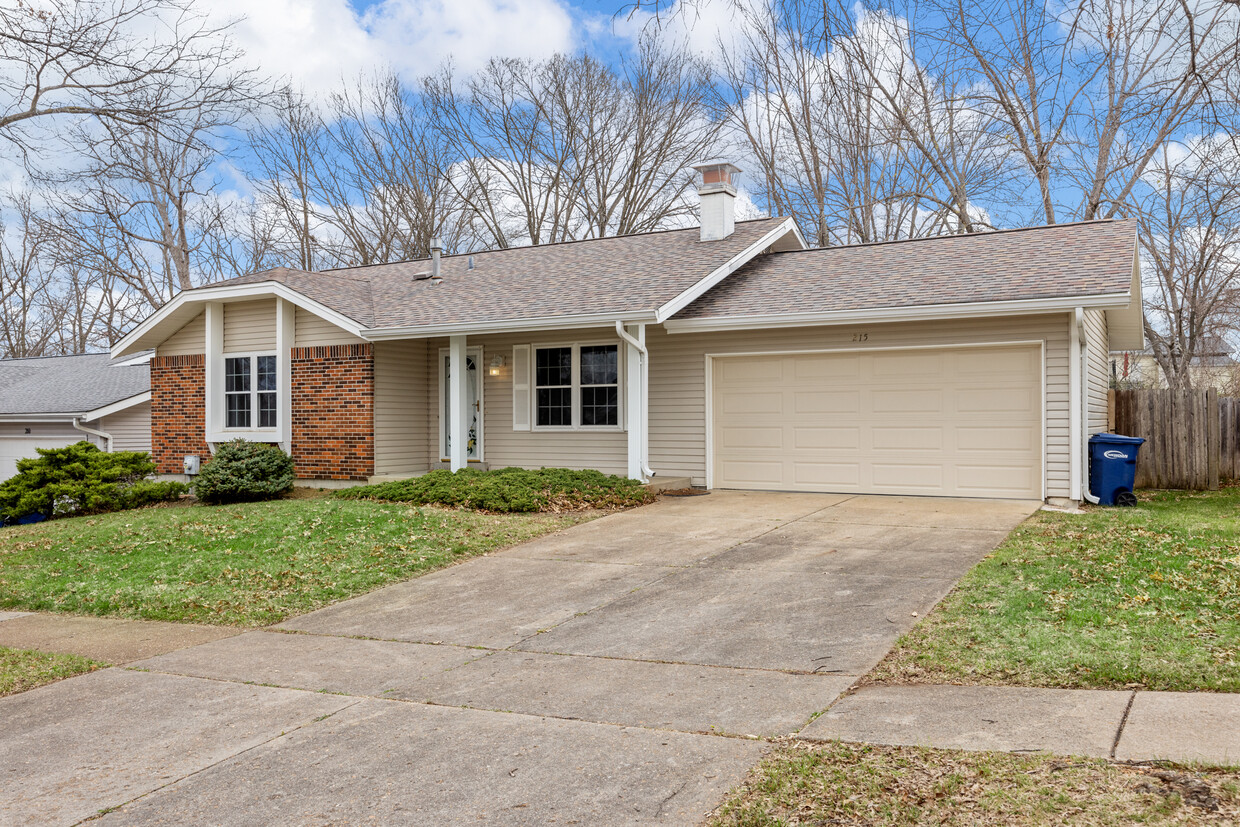 Available April 1st1 Three bedroom, 1 1/2 bath Ranch with large fenced yard. - 215 Shadyoak Dr