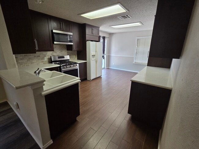 Foto del edificio - 829 Satellite View