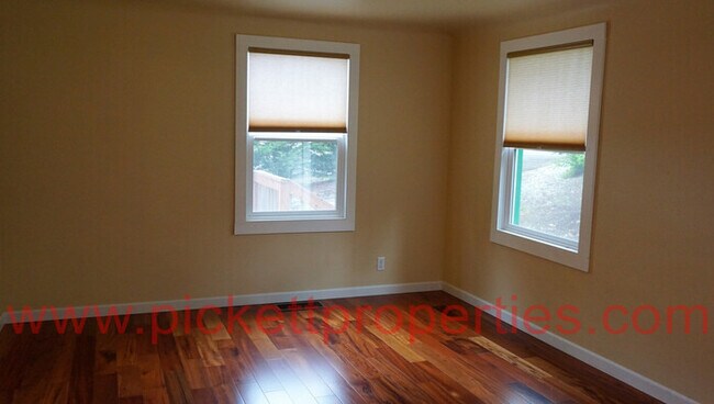 Building Photo - Adorable South Kitsap home