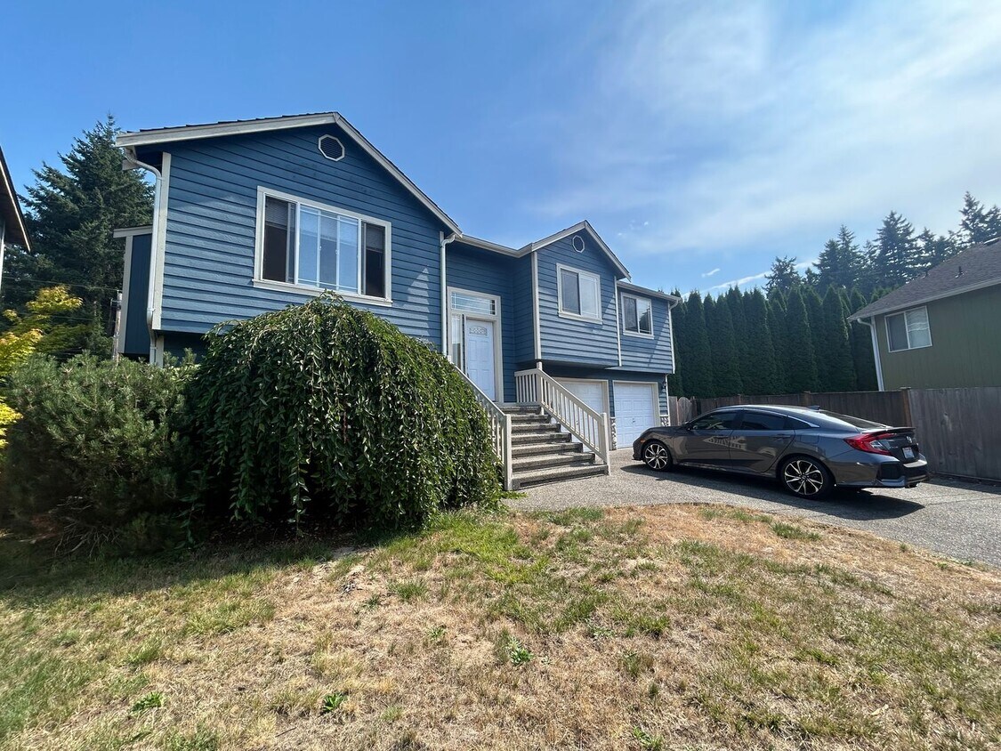Foto principal - Beautiful 4 bd 3 bath w/ 2-car Garage Home...