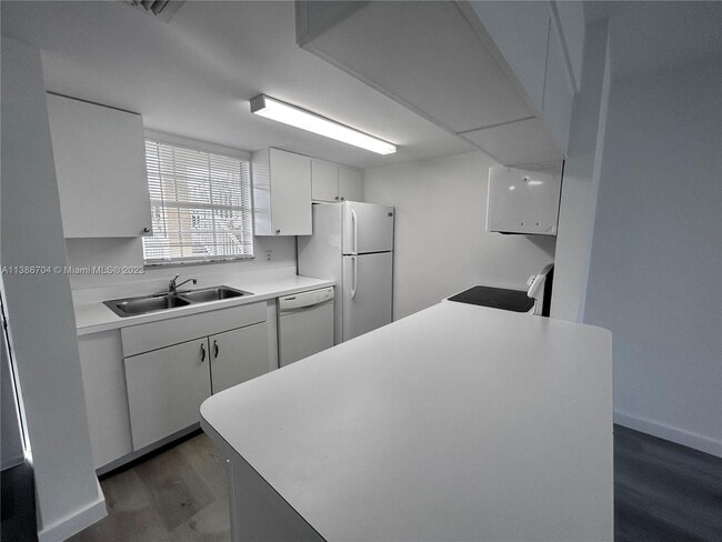 Building Photo - 6324 La Costa Dr