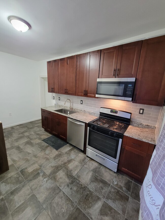 Building Photo - 82 Brinkerhoff St
