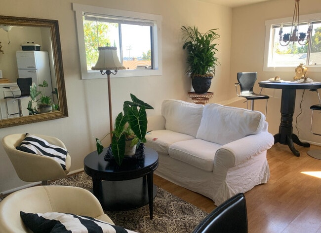 Building Photo - 2528 De La Vina St