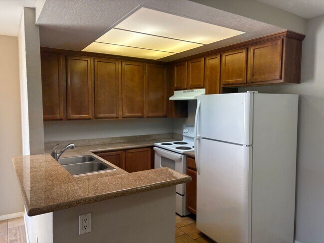 Building Photo - 2 Bedroom Condo in Arbor Hills Gated Community
