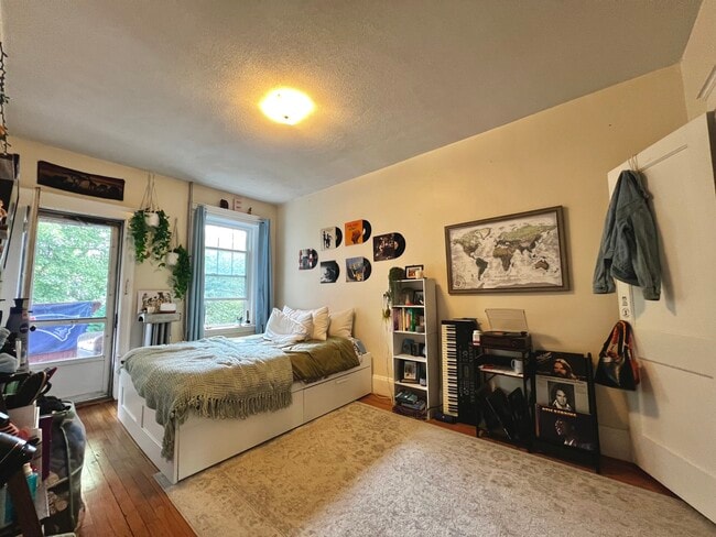 Building Photo - 164 Thorndike St