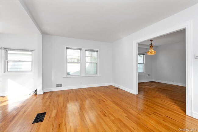 Foto del edificio - 70-15 Manse St