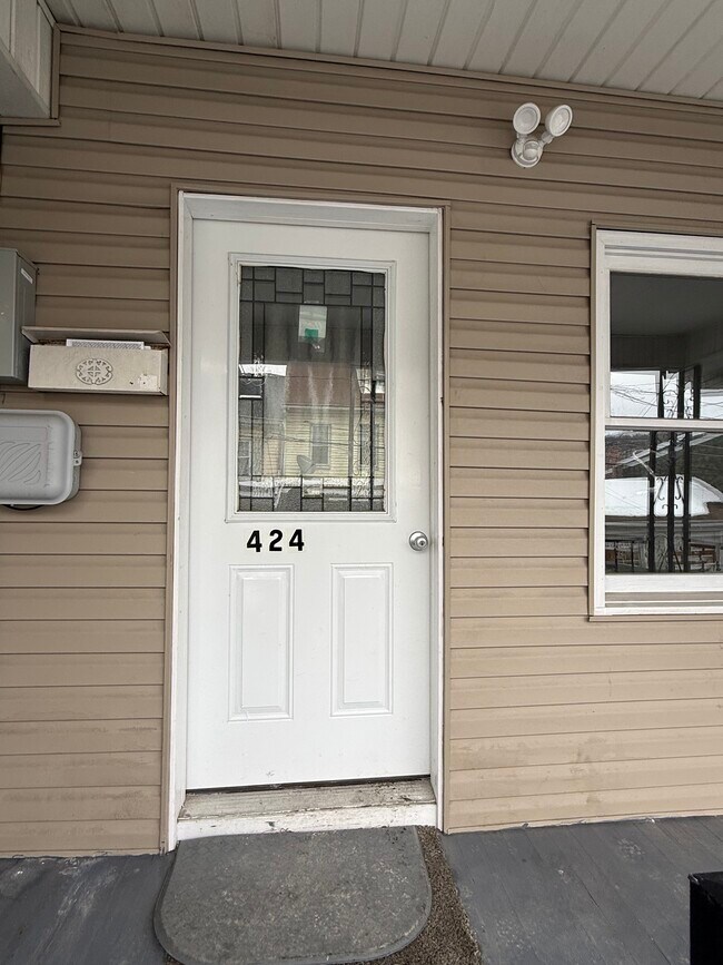 PUERTA - 424 W Oak St