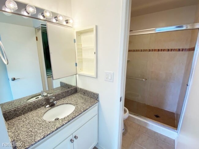 Building Photo - 2 br, 2 bath Condo - 1930 N Vermont Ave