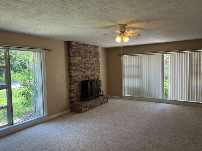 Building Photo - 3 Bedroom 2 Bath Single Family Home w/Gara...