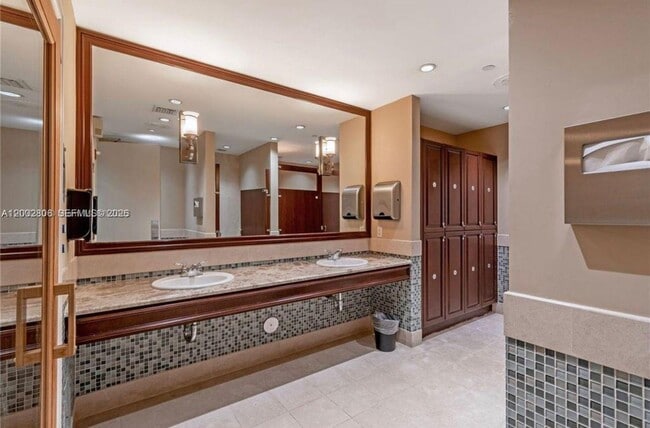 Building Photo - 20000 E Country Club Dr